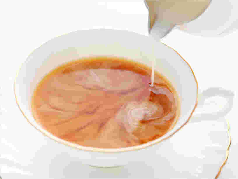 紅茶にミルクを入れて楽しむミルクティー