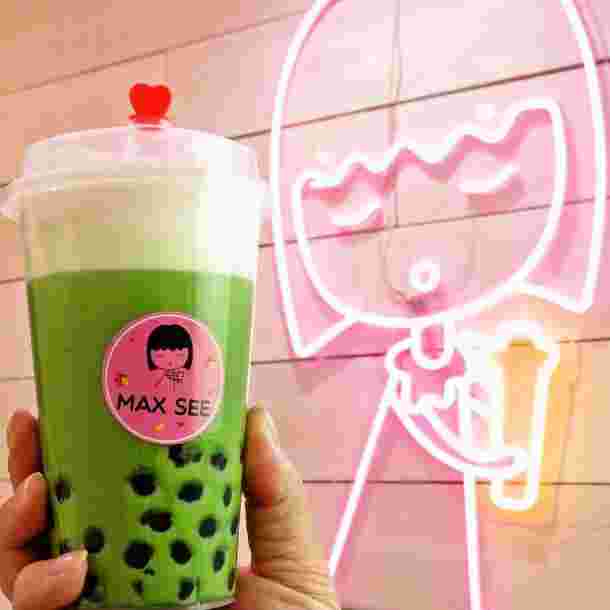 マックスシーのキャラクターの電光掲示板と抹茶ミルクティー