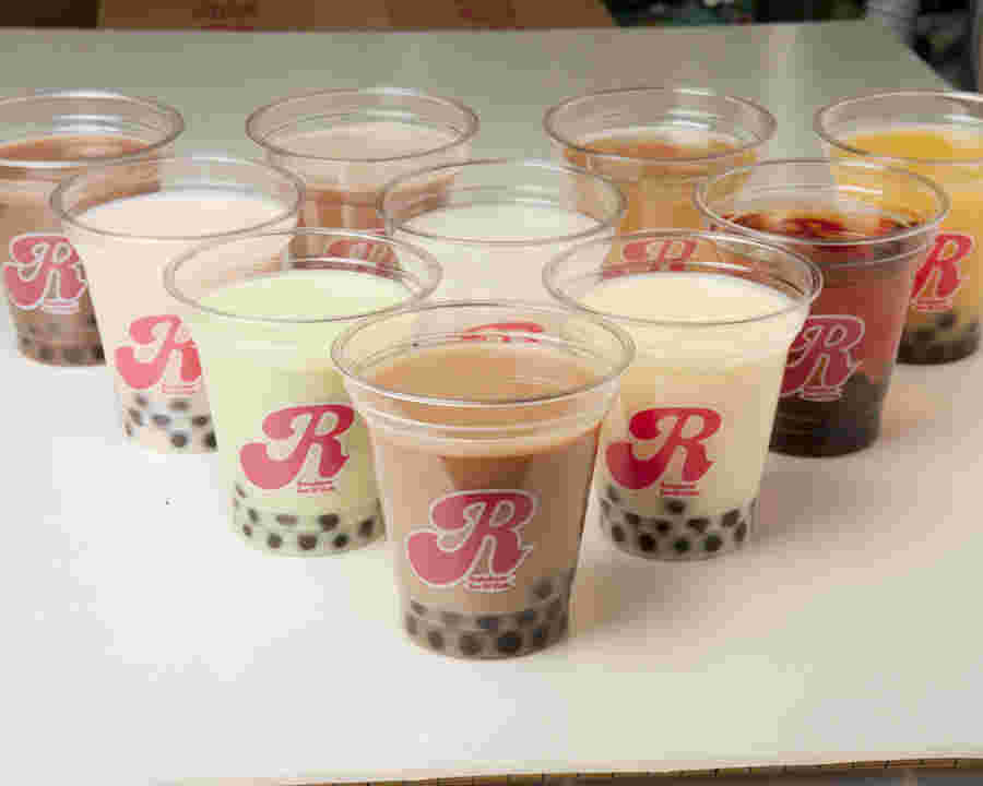 綺麗に並んだ10杯のタピオカ