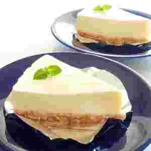 ミントがのったレアチーズケーキ
