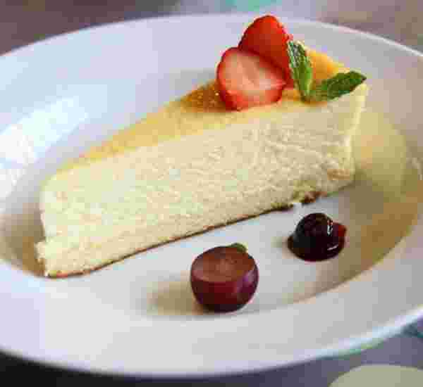 いちごがのったレアチーズケーキ