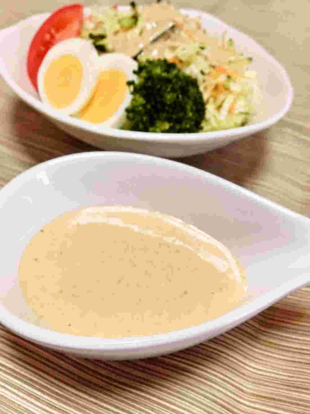 胡麻ドレッシングとサラダ