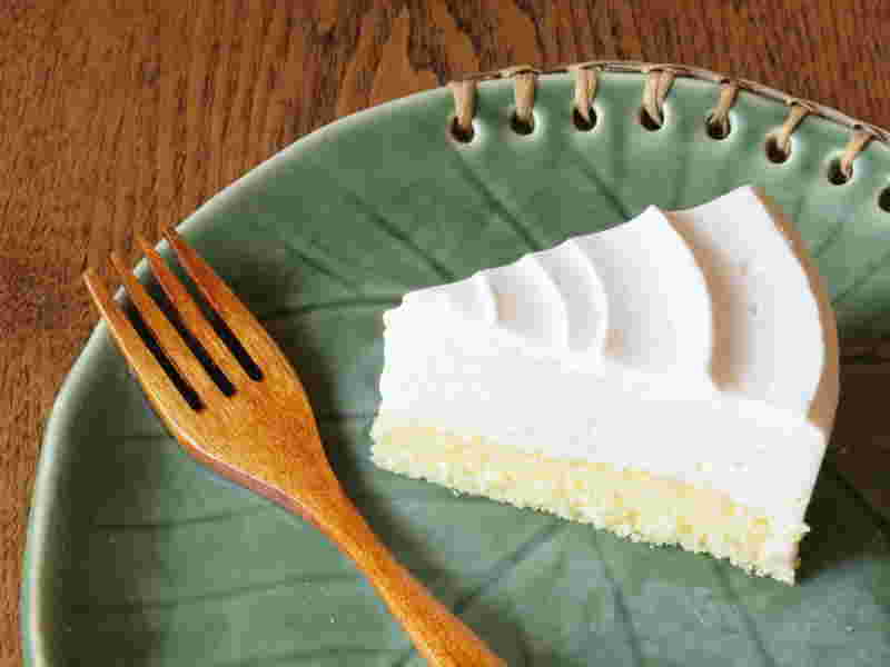 木のフォークとチーズケーキ