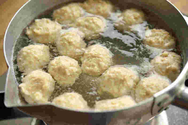 鶏団子を茹でている様子