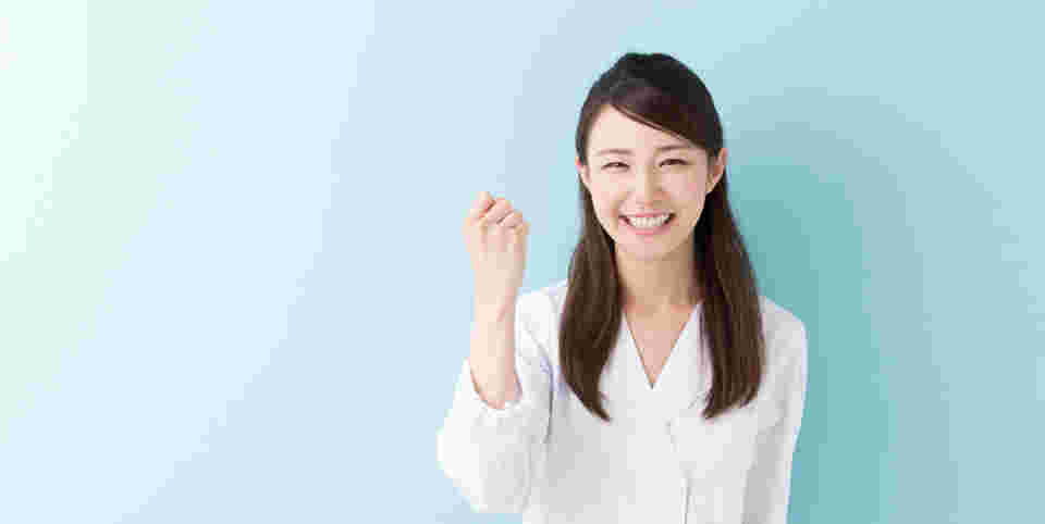 ガッツポーズをとる笑顔の女性