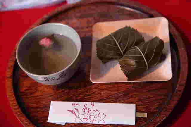 盆に乗った桜餅とお茶