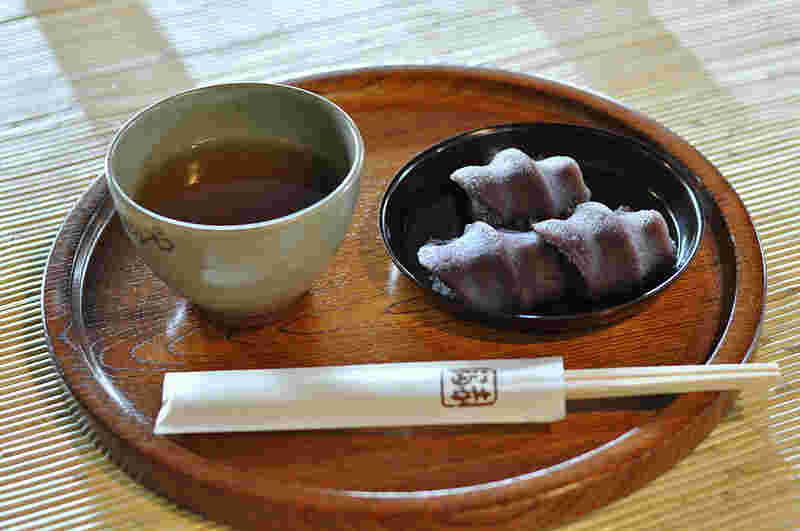 盆に乗った赤福餅とお茶