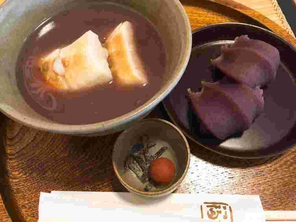 盆の上のぜんざいと赤福餅