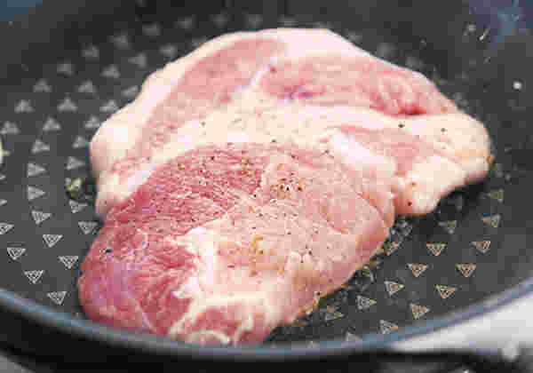ポークソテーを焼いているところ
