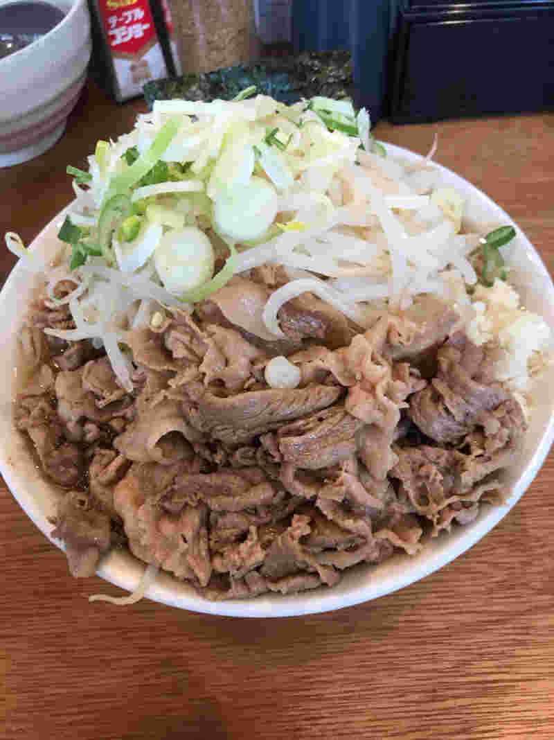 大盛りの肉うどんの画像