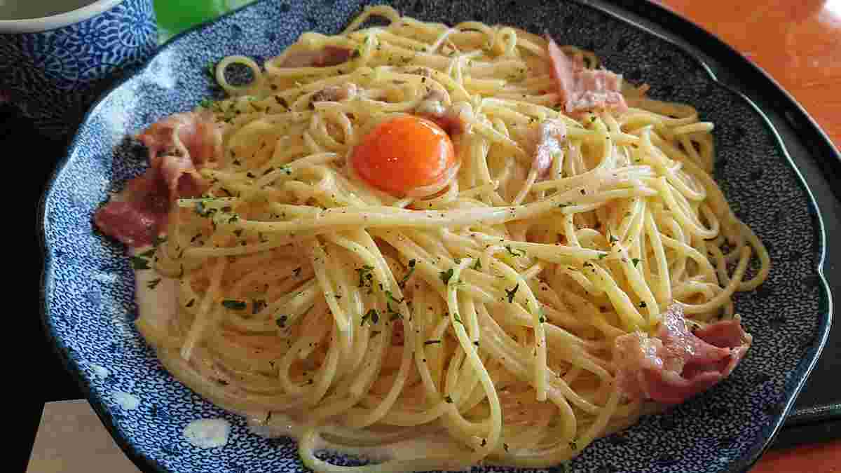 カマンベールチーズとカリカリベーコンのカルボナーラ