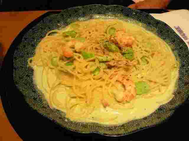 空豆と海老のクリームソースフレッシュトマトを添えて