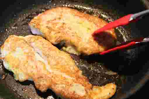 鶏肉を揚げ焼きしている様子