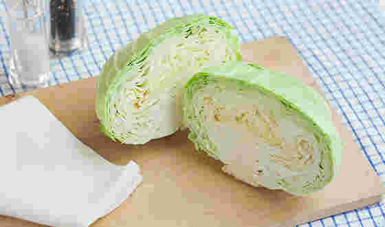 半分に切ったキャベツ