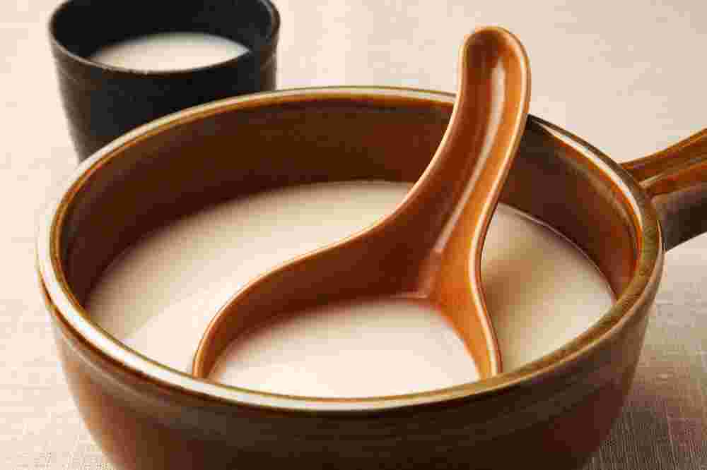茶色い器に白いマッコリが入っている様子