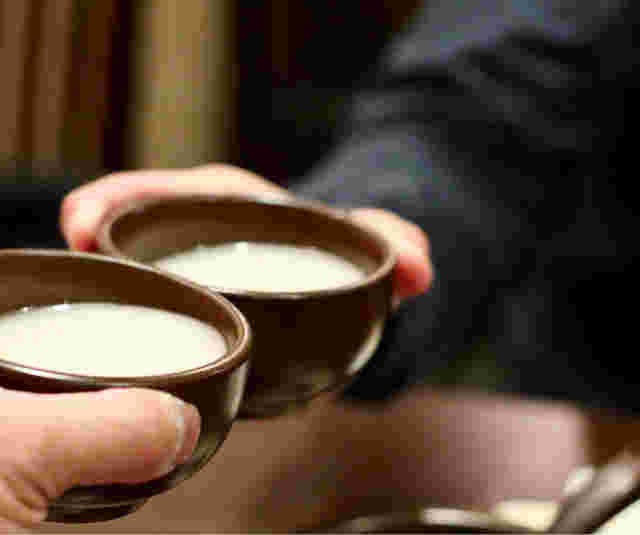 マッコリで乾杯する様子