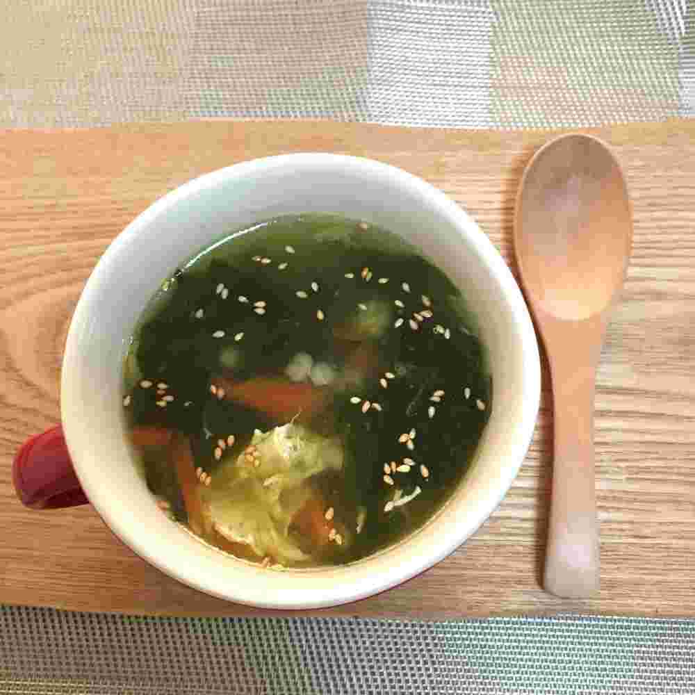 もち麦と野菜が入ったわかめスープ