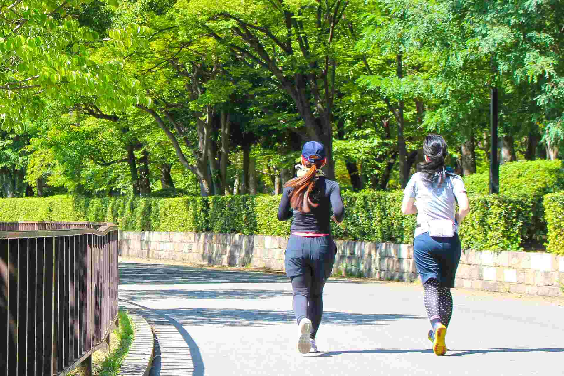 マラソンをしている女性二人