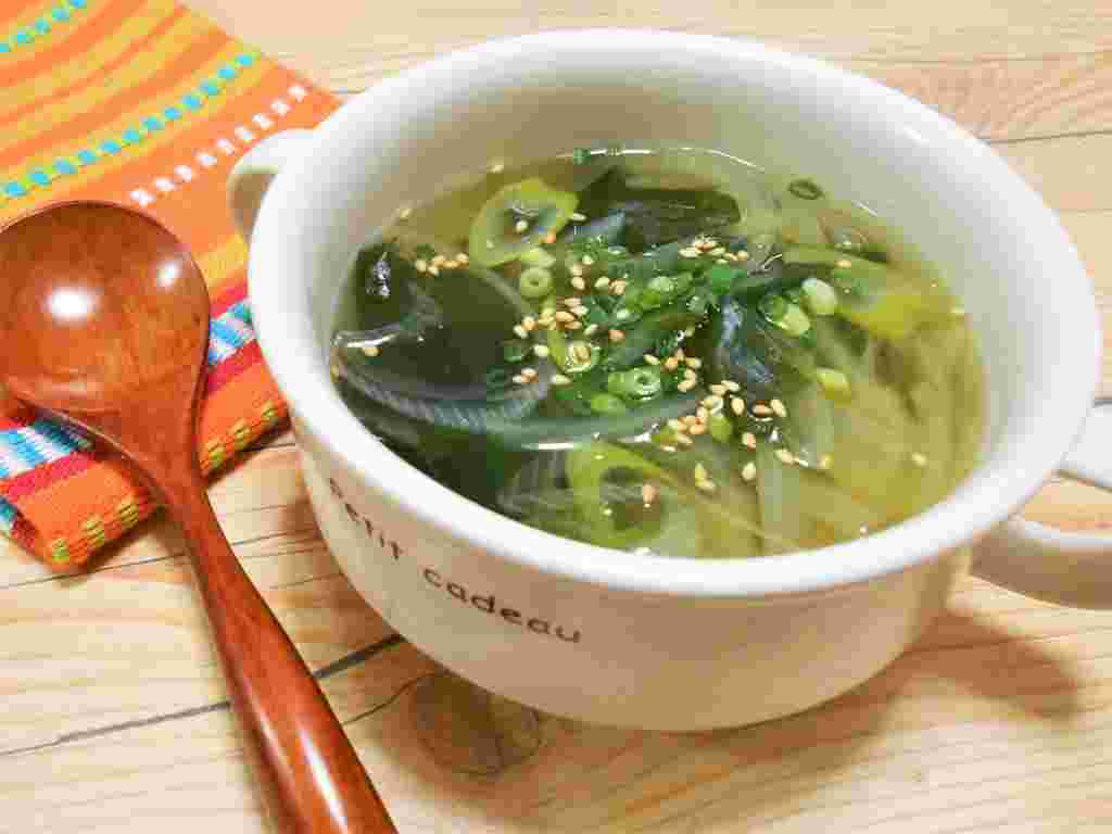 ねぎとごまを入れたわかめスープに木製スプーンを添えている