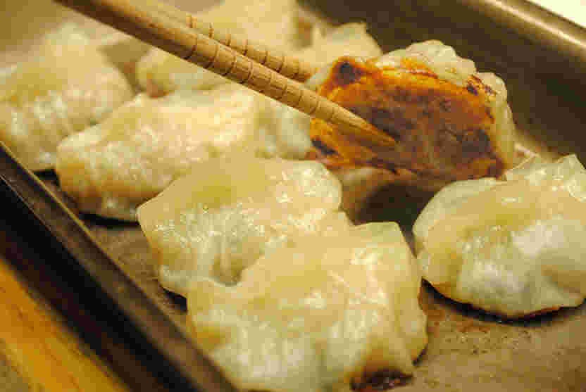 ひと口餃子が並んでいる