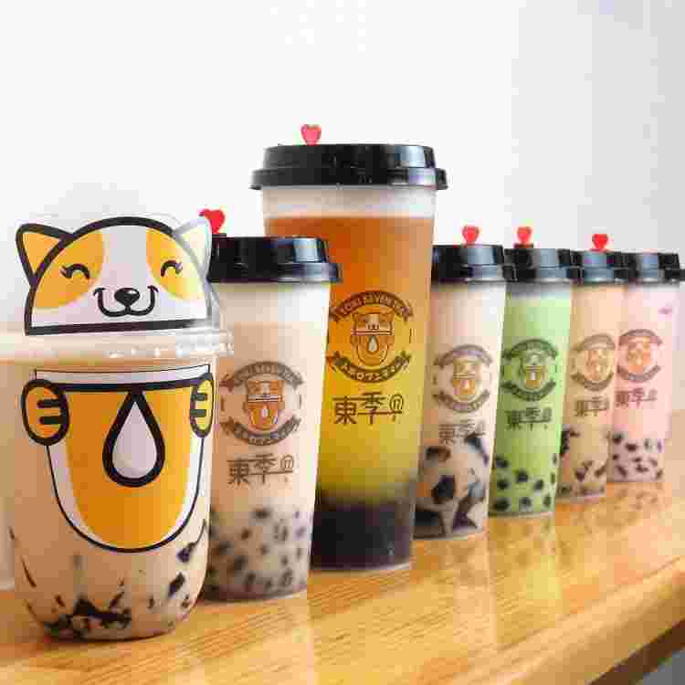 インスタ映えするカラフルなタピオカドリンクが一列に並んでいる様子