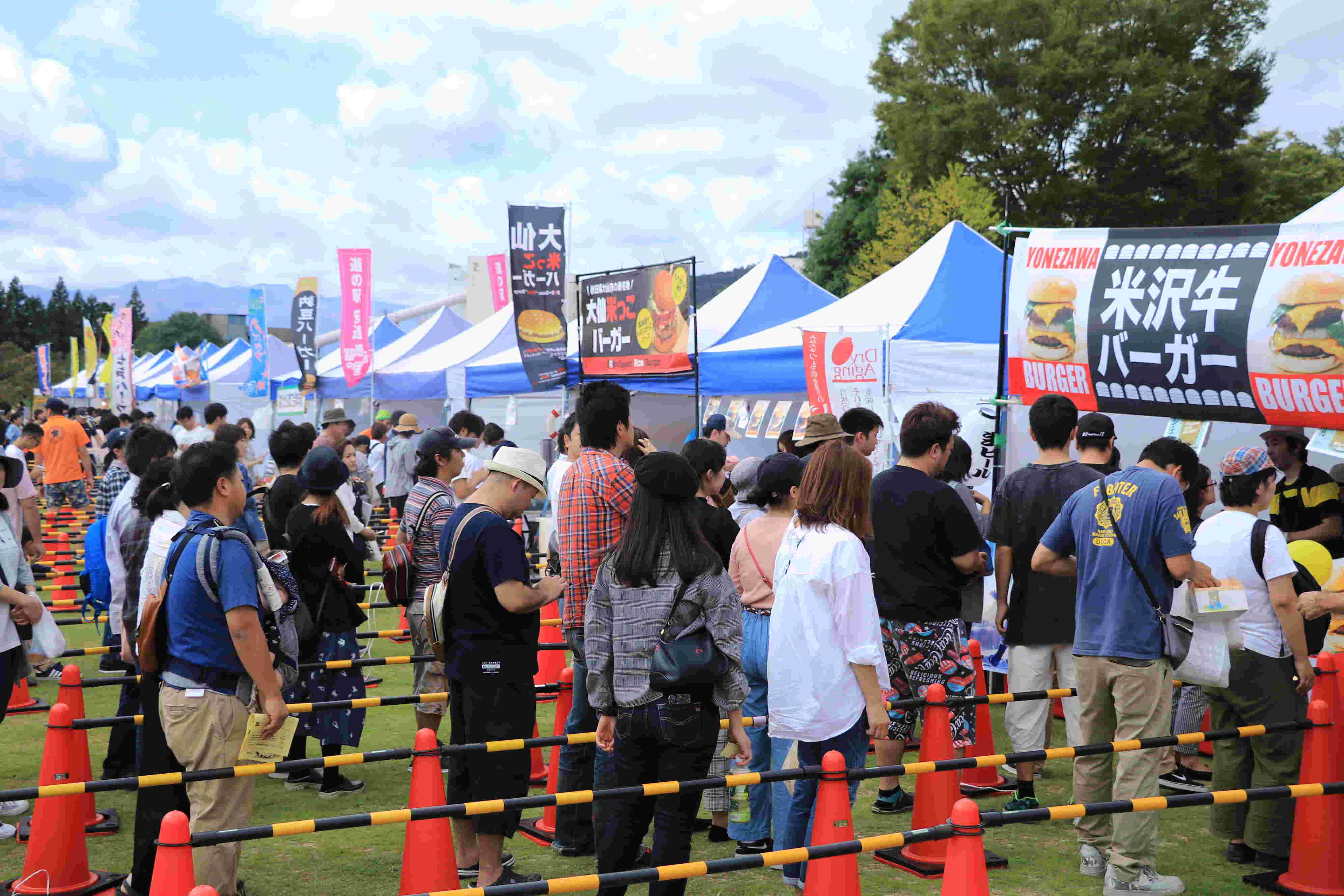 ご当地バーガーのブースに並ぶ人々