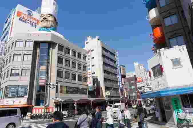 合羽橋の街並みと通行人