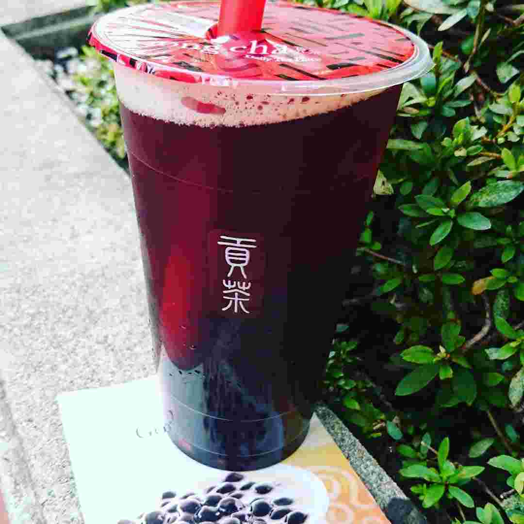 縁石の上に置かれたドリンク