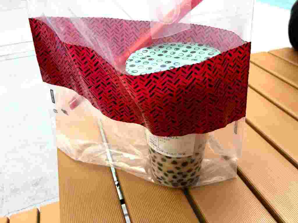 袋に入ったドリンクがテーブルに置かれている