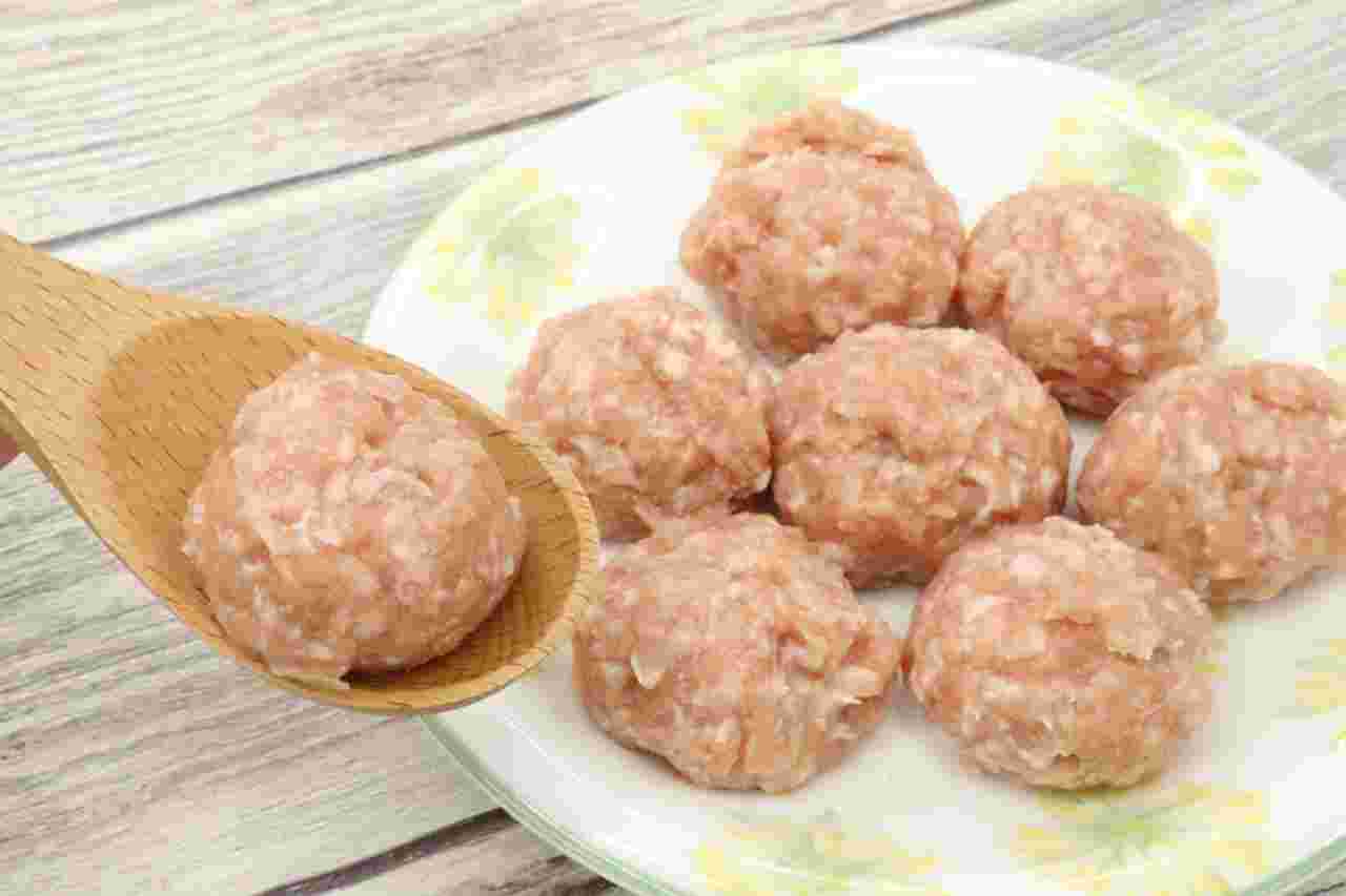 肉団子をスプーンですくう様子