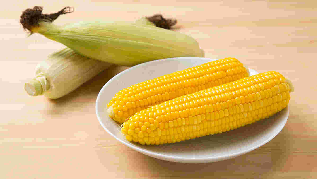 コーンポタージュの材料であるとうもろこしと皮を剥いてお皿にのせたもの