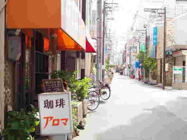 路地裏の風景とコーヒーアロマの看板