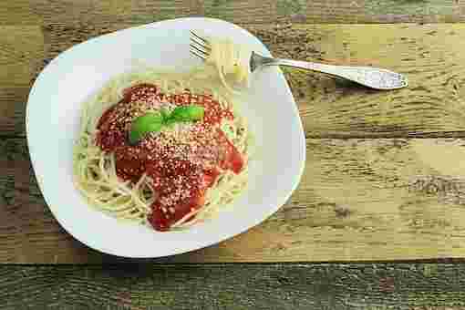 バジルとチーズがのったトマトパスタ