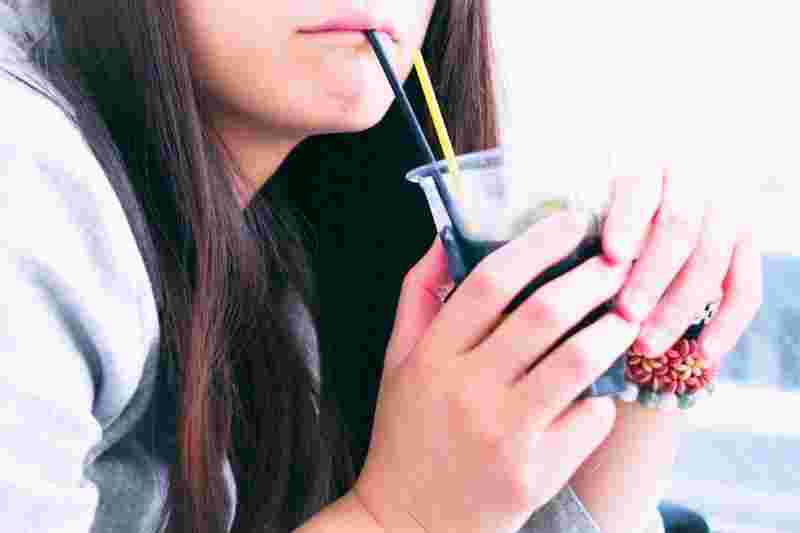 ドリンクを飲む女性