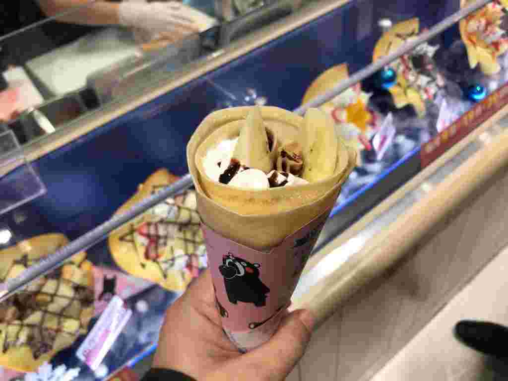 左手に持ったバナナチョコクレープ
