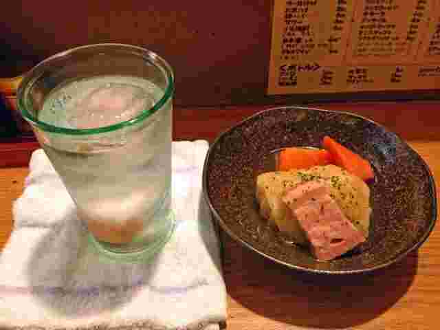 グラスに入った焼酎とおつまみ