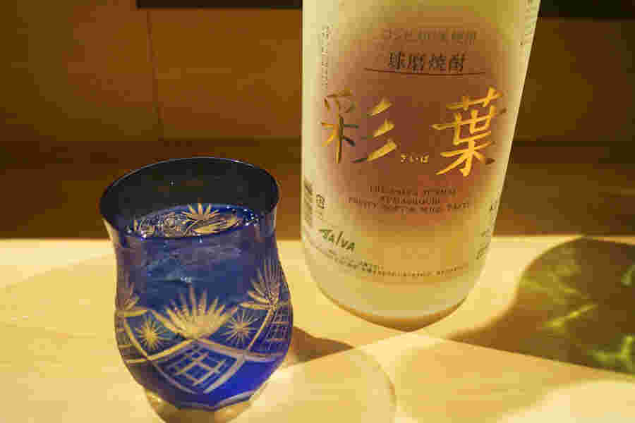 青色の切子に注がれた綺麗な焼酎