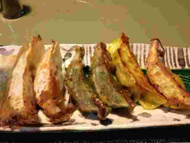 お皿にのった3種類の餃子