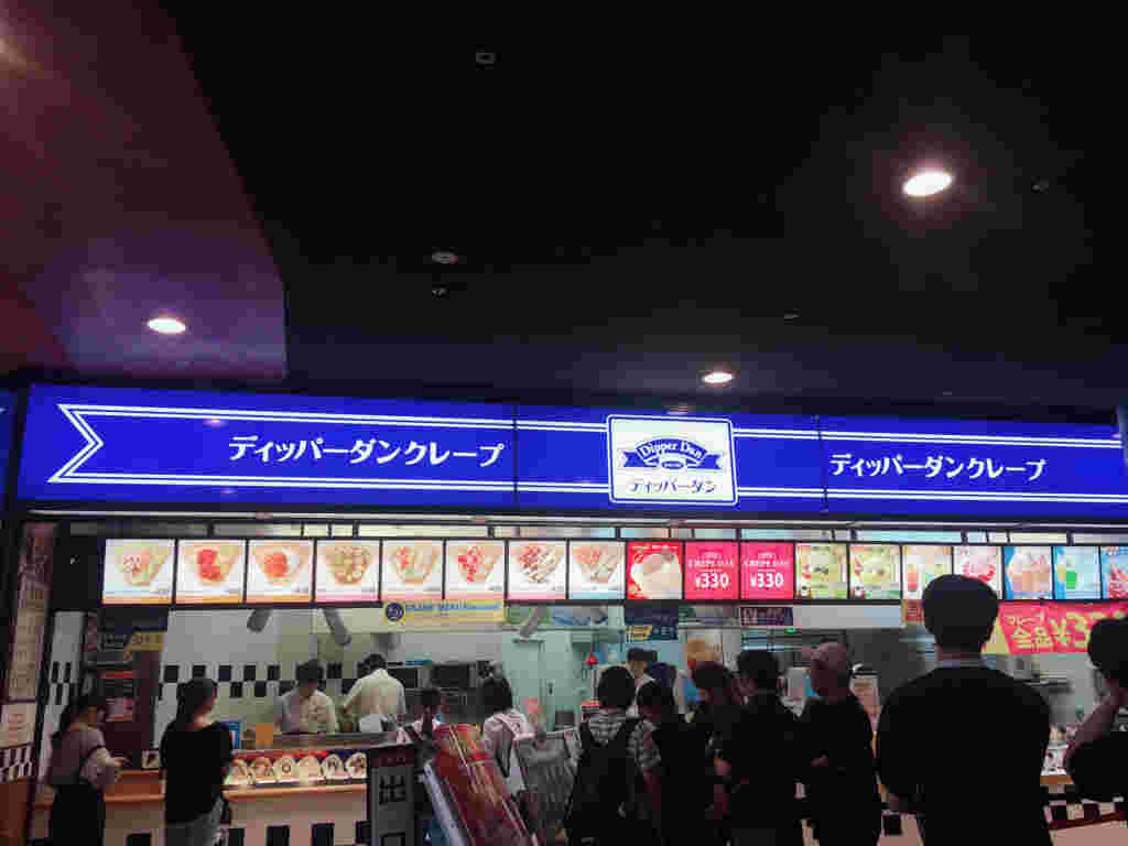 クレープの日に並ぶ行列