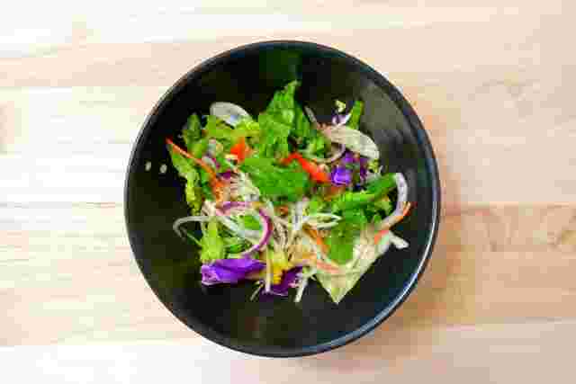小鉢に入った野菜サラダ