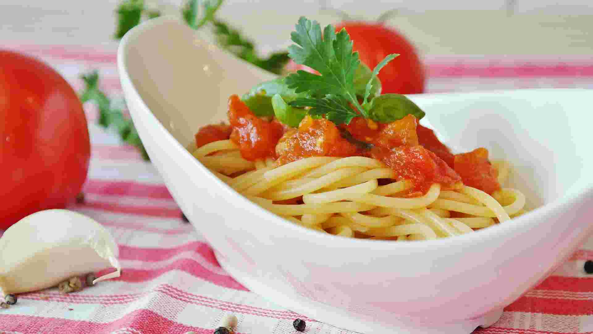 トマトソースパスタ