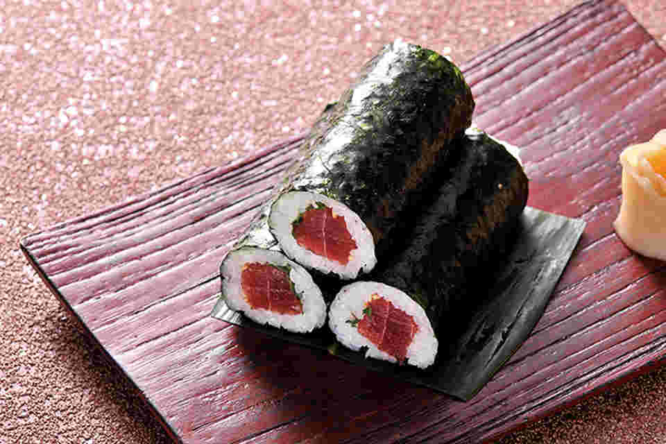 3個にカットされた鉄火巻