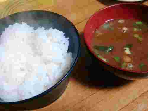 御飯と味噌汁が食卓に並んでいる様子