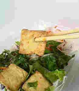 厚揚げを箸でつまんでいる様子