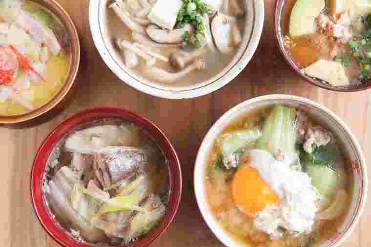 お椀に盛られた5種類の味噌汁が並んでいる様子
