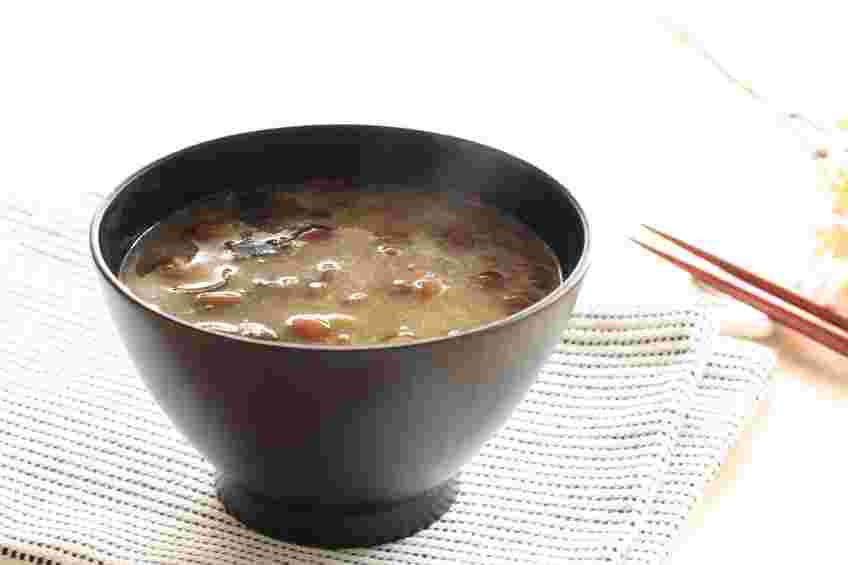 お椀に盛られたなめこの味噌汁