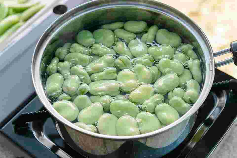 そら豆を鍋で茹でている様子