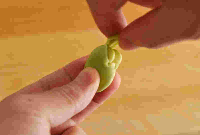 そら豆をむいている様子