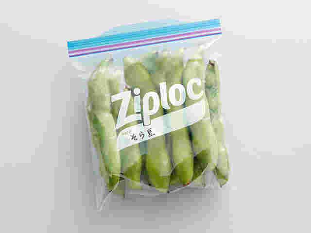 さやつきのそら豆がジップロックに入っている