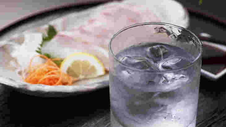 刺身と一緒に机並べられた焼酎